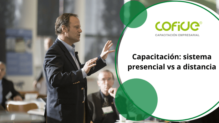 Un conferencista dirigiéndose a un público que lo escucha atentamente. Y el texto: Capacitación: sistema presencial vs a distancia